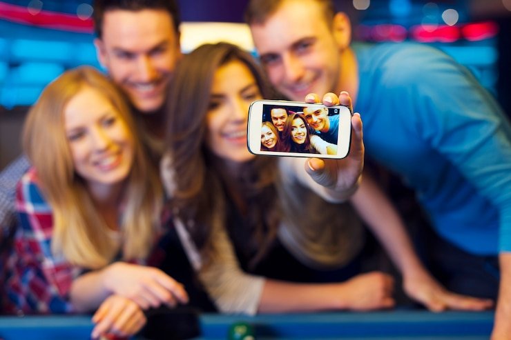 Pengguna melihat pengumuman mengenai bonus terbaru yang menambah pengalaman hiburan di platform parlay4d